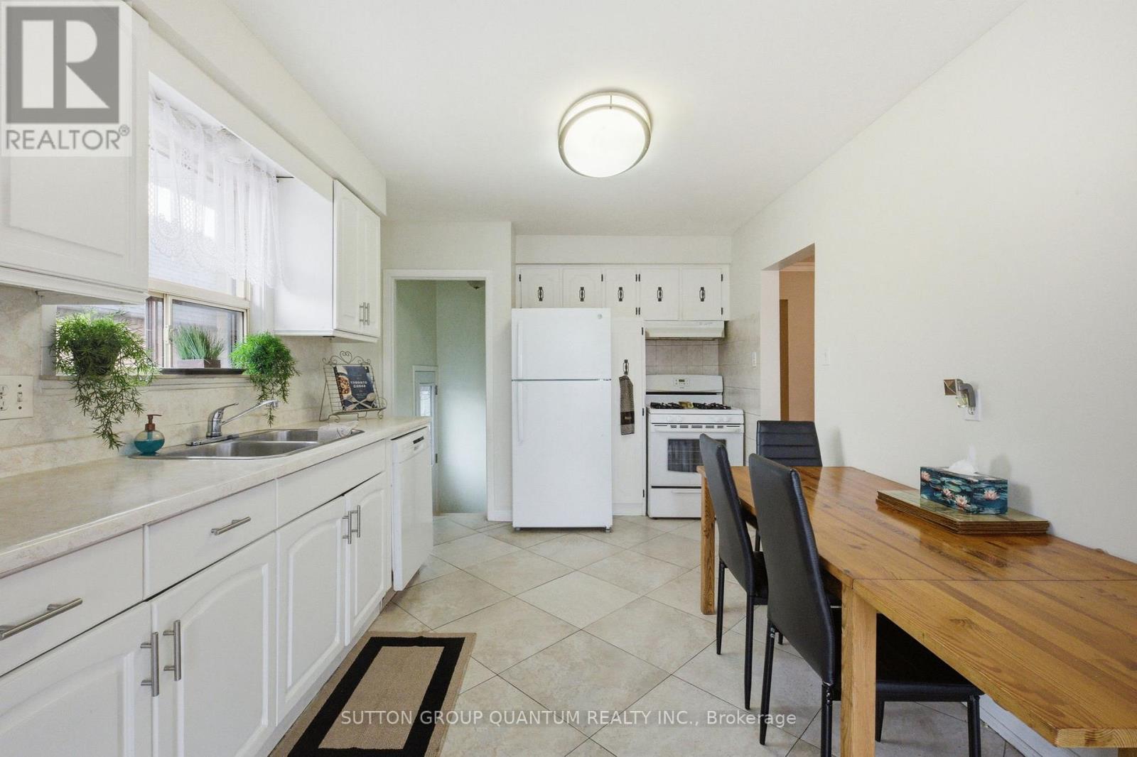 1257 Alexandra Avenue, Mississauga, Ontario  L5E 2A7 - Photo 5 - W13101824