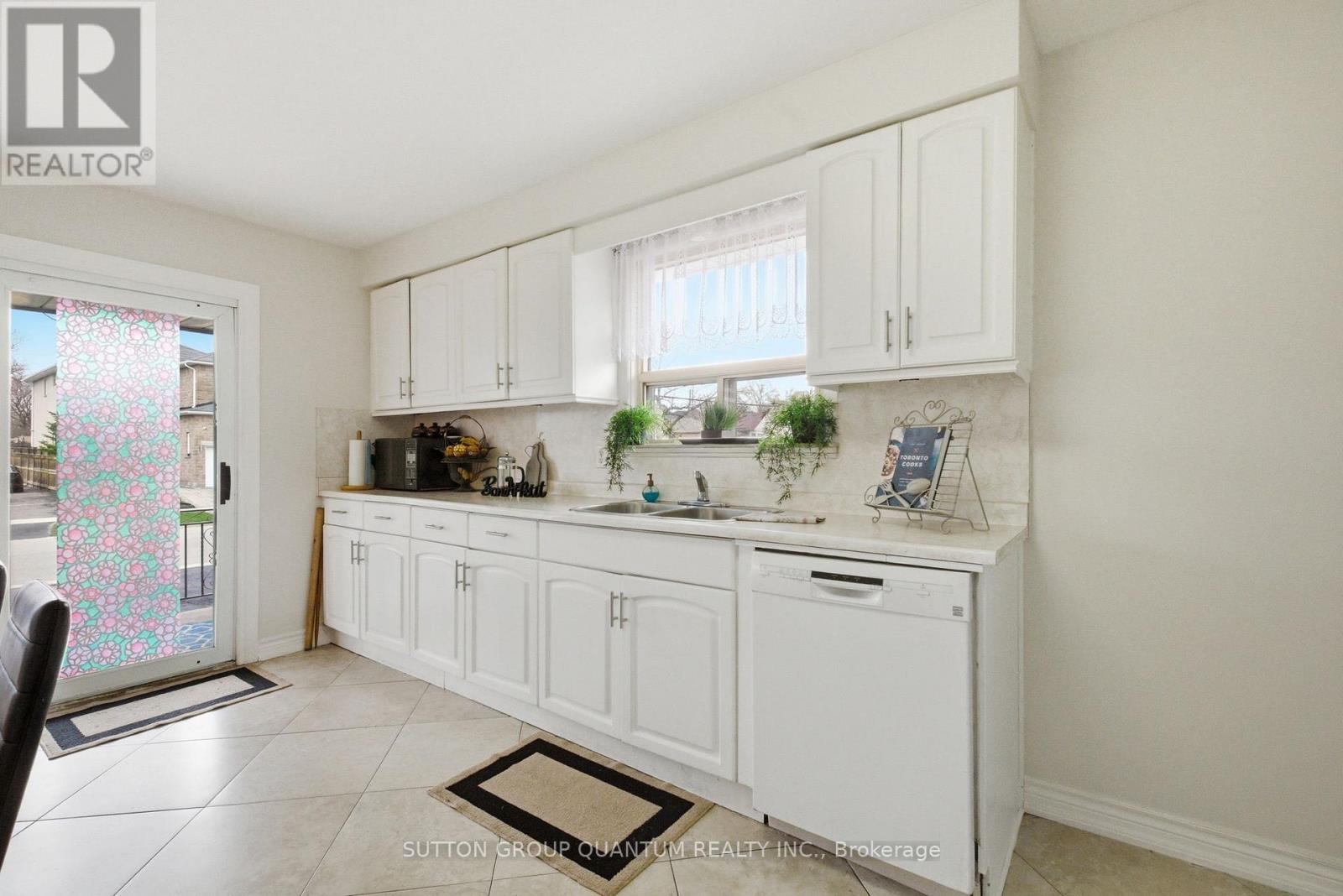 1257 Alexandra Avenue, Mississauga, Ontario  L5E 2A7 - Photo 8 - W13101824