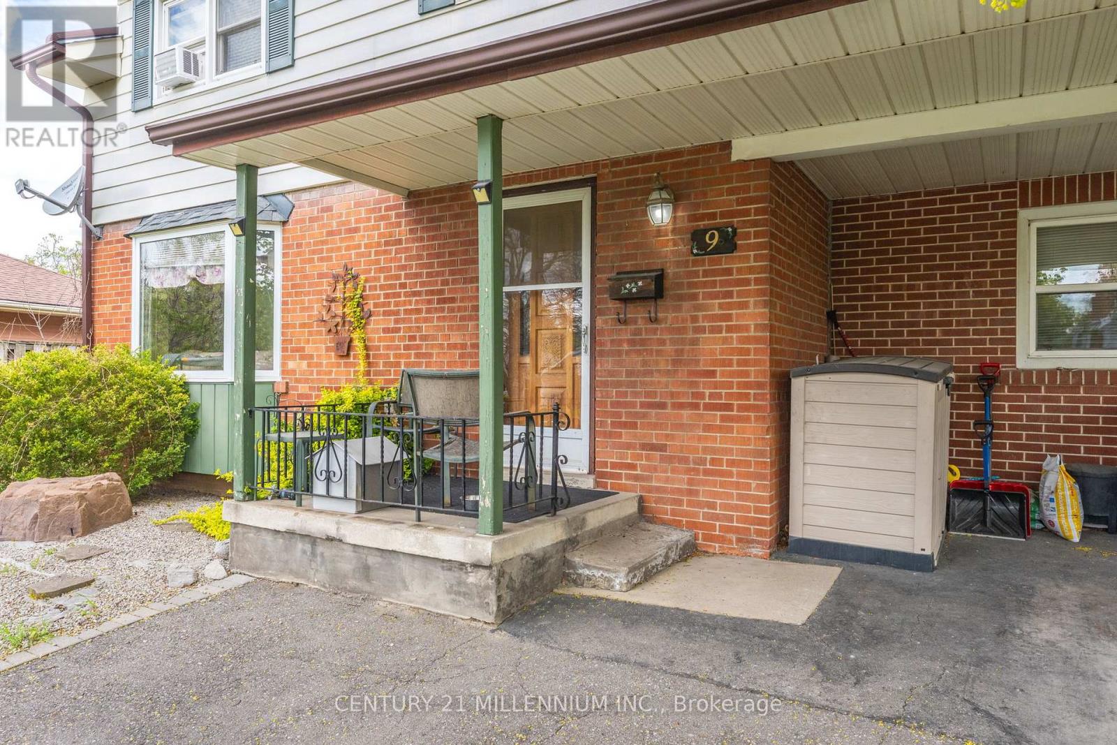 9 Crestview Avenue, Brampton, Ontario  L6W 2R7 - Photo 4 - W13101938