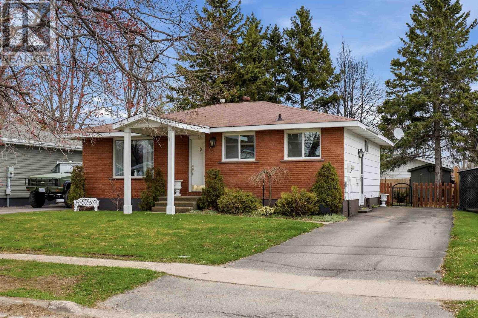 28 Kerr DR, Sault Ste. Marie, Ontario