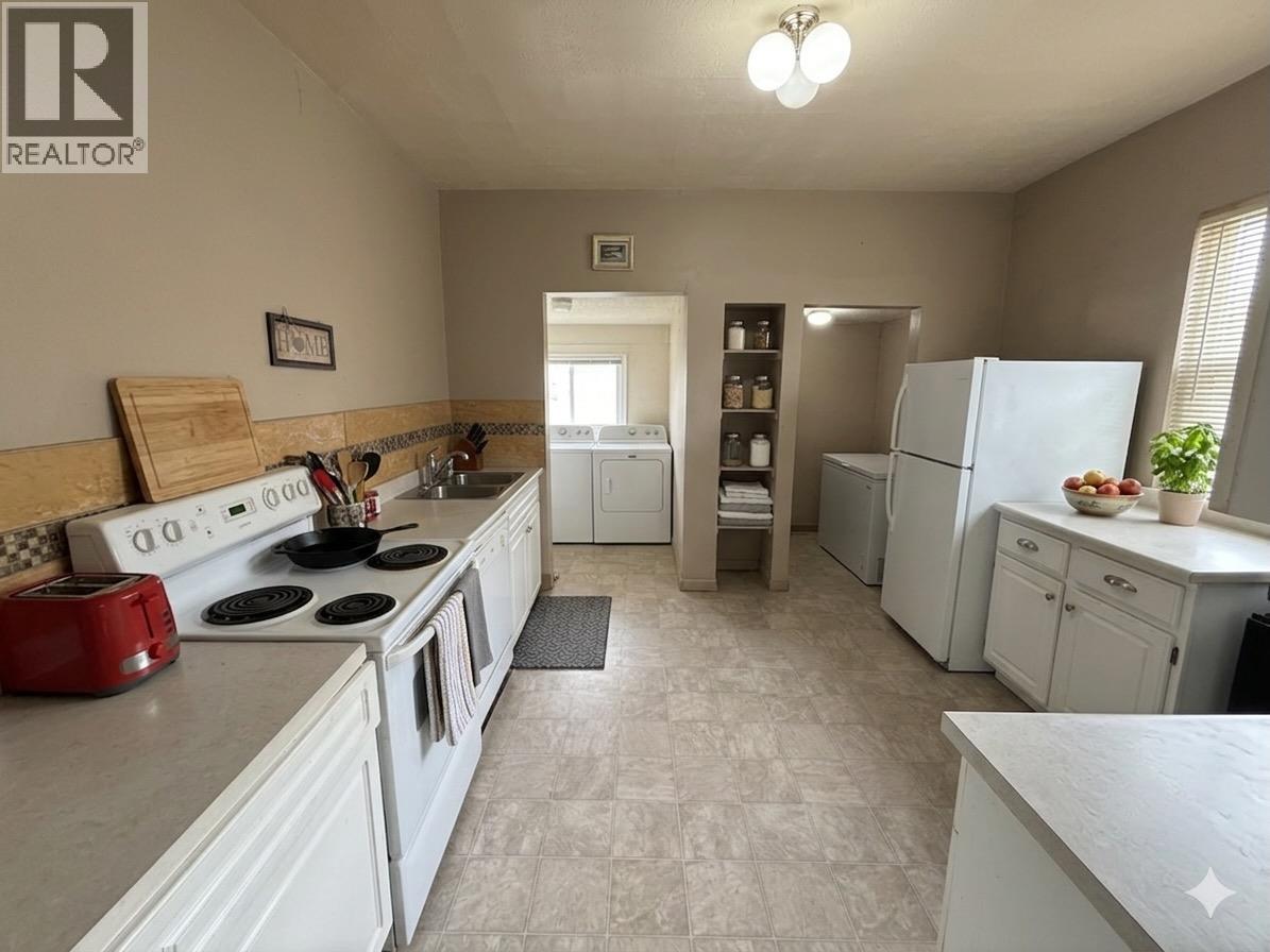 114 9th Avenue, Cranbrook, British Columbia  V1C 2M2 - Photo 2 - 10376474
