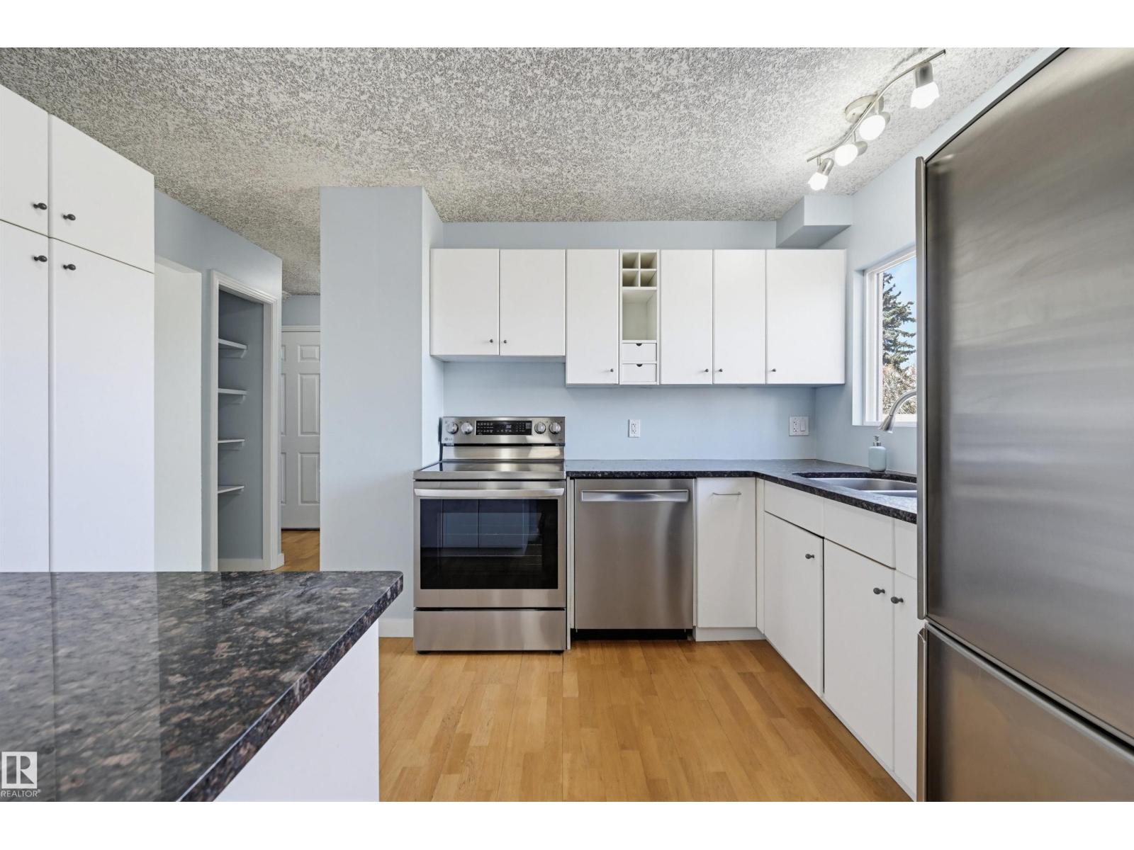 3215 104 St Nw, Edmonton, Alberta  T6J 3N5 - Photo 10 - E4486552