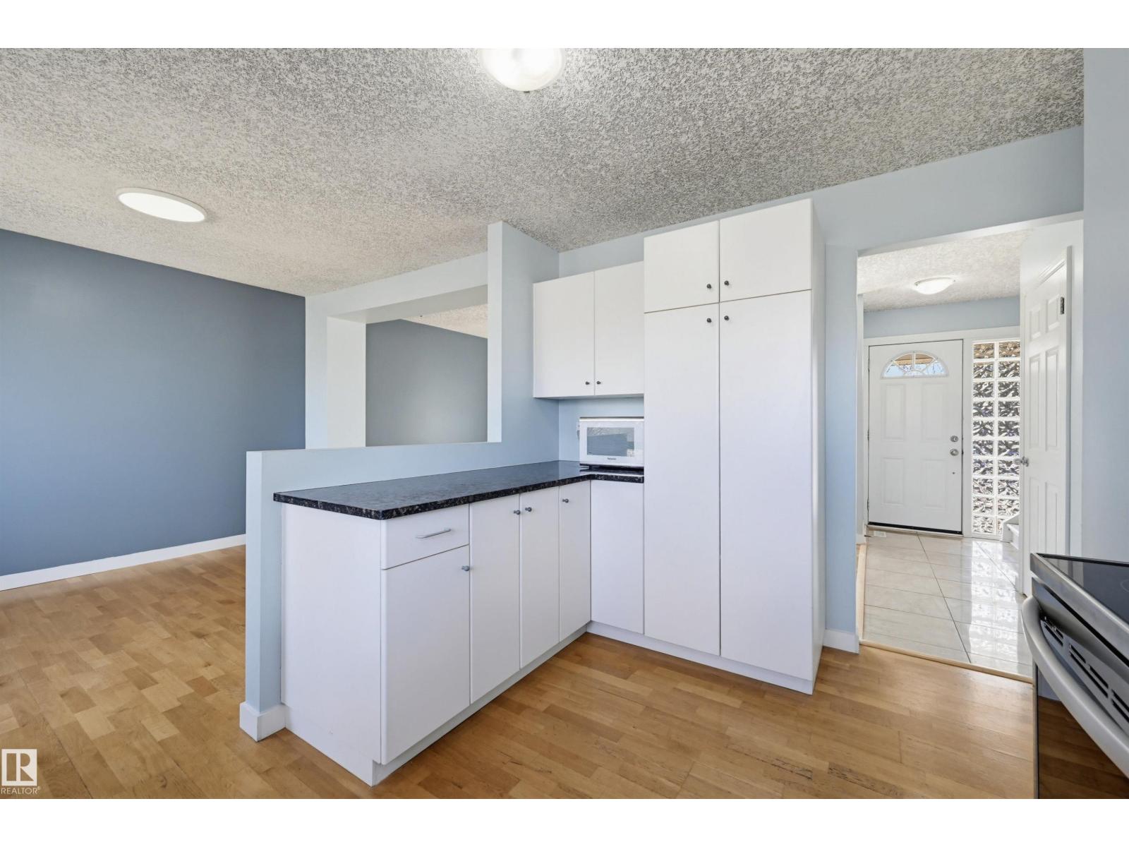3215 104 St Nw, Edmonton, Alberta  T6J 3N5 - Photo 11 - E4486552