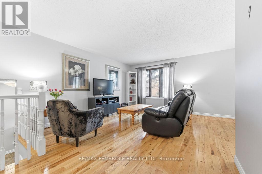 61 Woodland Crescent, Petawawa, Ontario  K8H 3L9 - Photo 12 - X13102448