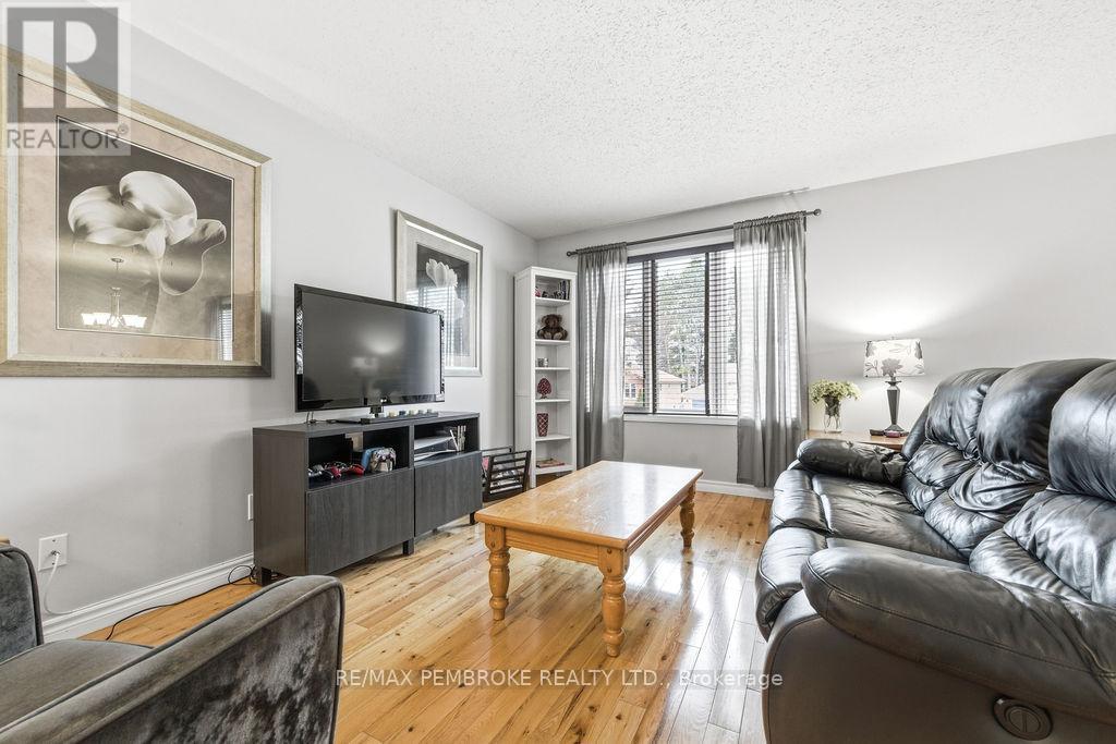 61 Woodland Crescent, Petawawa, Ontario  K8H 3L9 - Photo 13 - X13102448