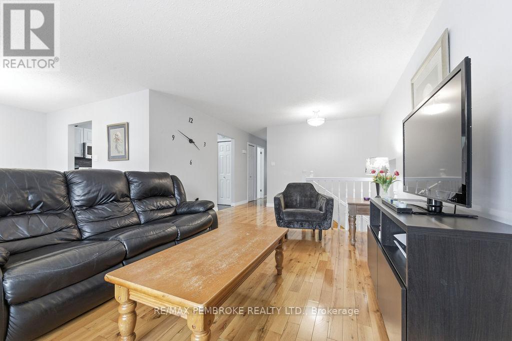 61 Woodland Crescent, Petawawa, Ontario  K8H 3L9 - Photo 14 - X13102448
