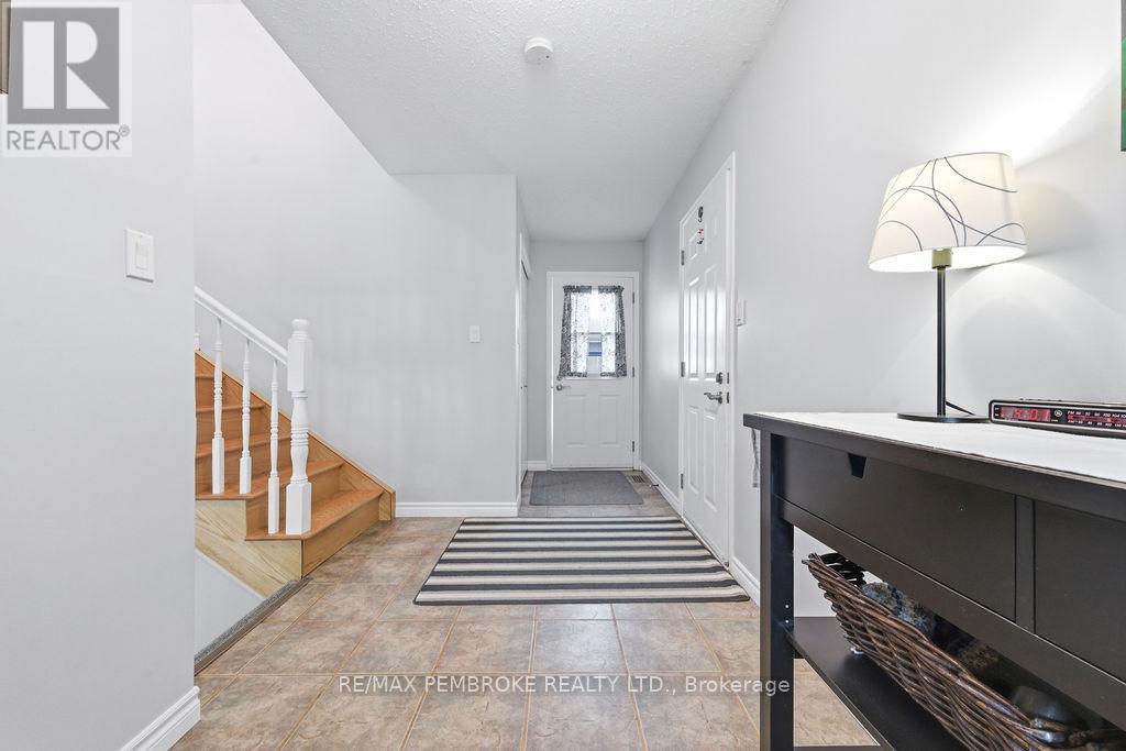 61 Woodland Crescent, Petawawa, Ontario  K8H 3L9 - Photo 3 - X13102448