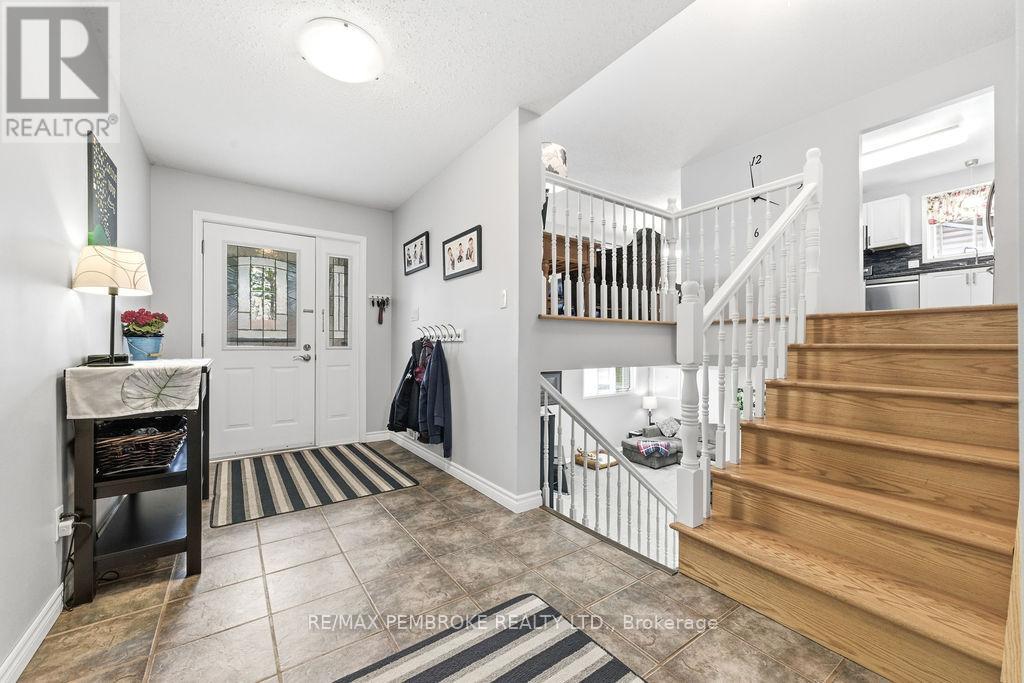 61 Woodland Crescent, Petawawa, Ontario  K8H 3L9 - Photo 4 - X13102448