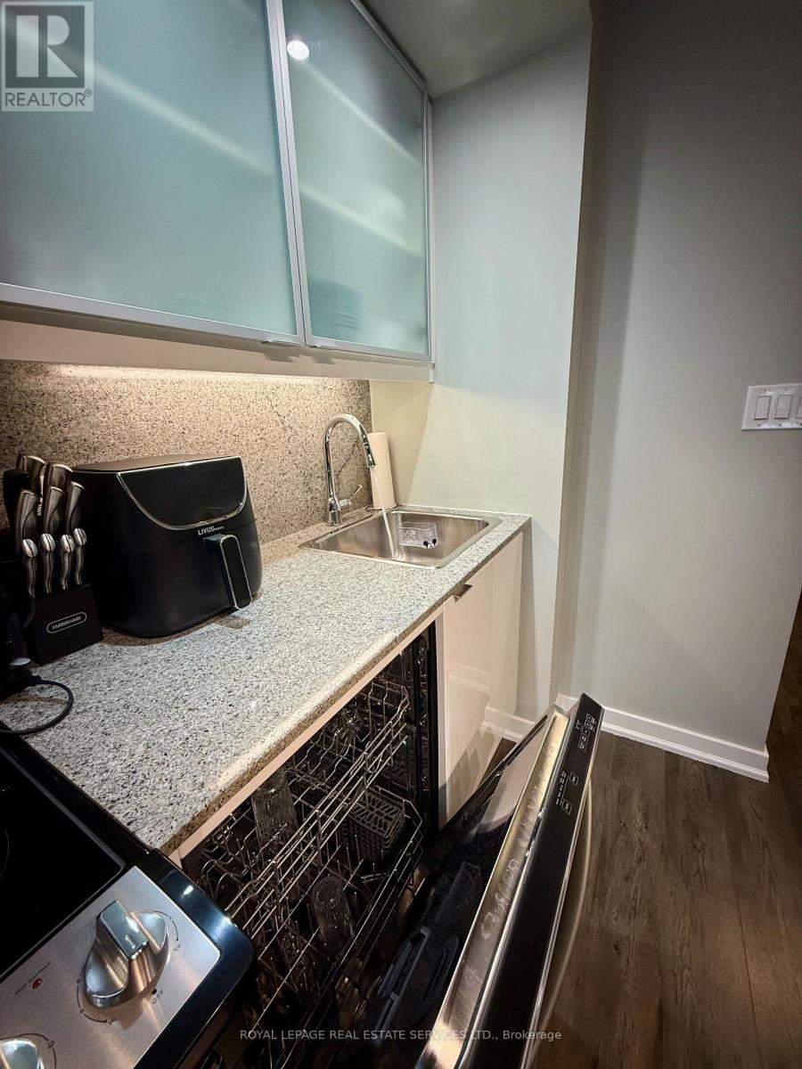 3703 - 25 Telegram Mews S, Toronto, Ontario  M5V 3Z1 - Photo 4 - C13102410