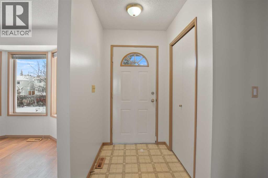 11 Ellenwood Drive, Red Deer, Alberta  T4R 2E3 - Photo 2 - A2309441