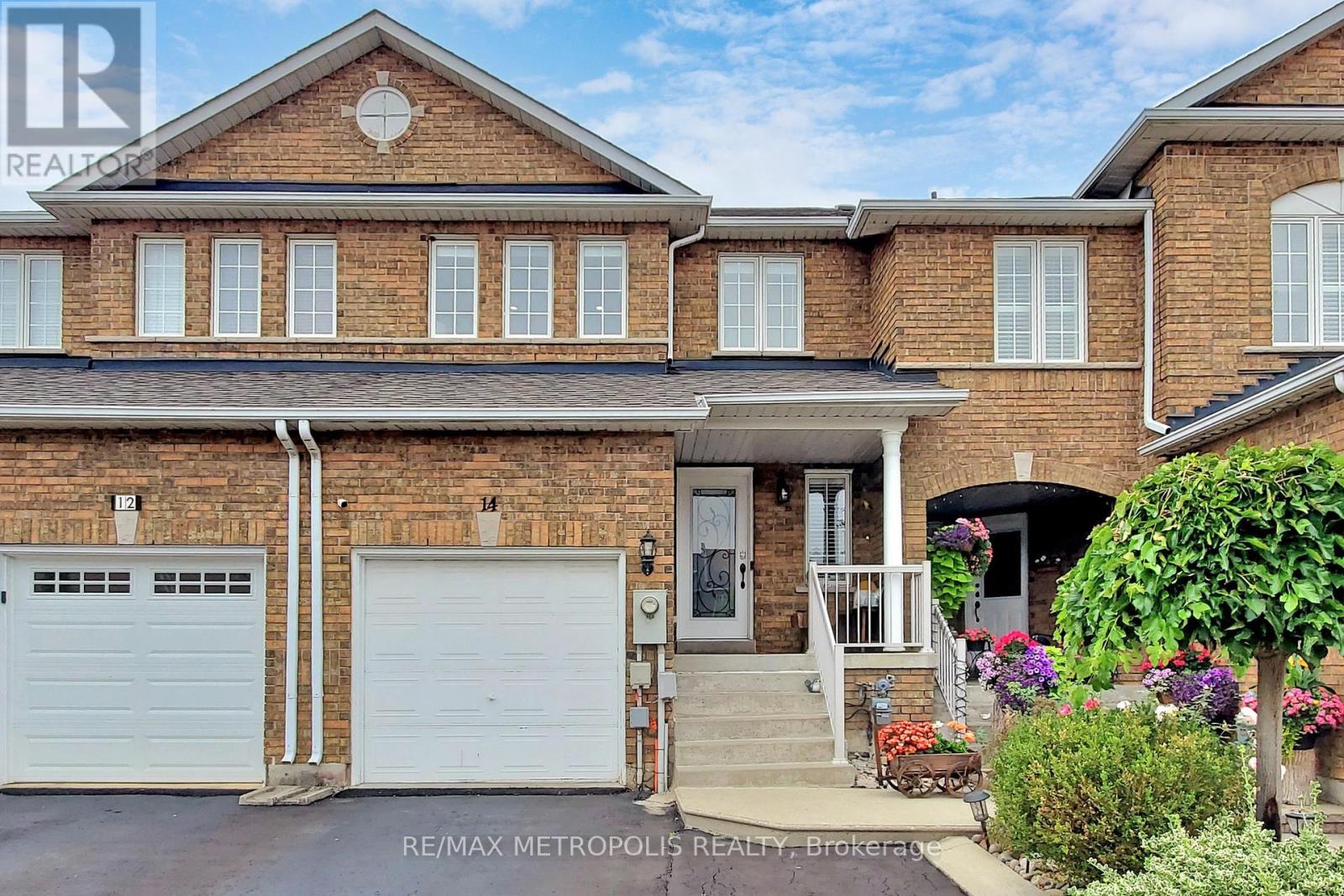 14 Piazza Crescent, Vaughan, Ontario  L4H 2C8 - Photo 2 - N13102348