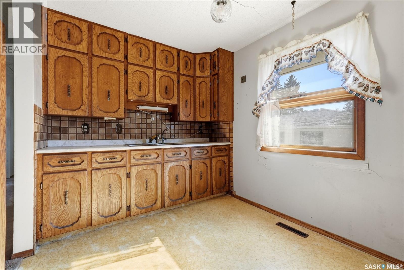 2641 Park Street, Regina, Saskatchewan  S4N 2H3 - Photo 8 - SK035247