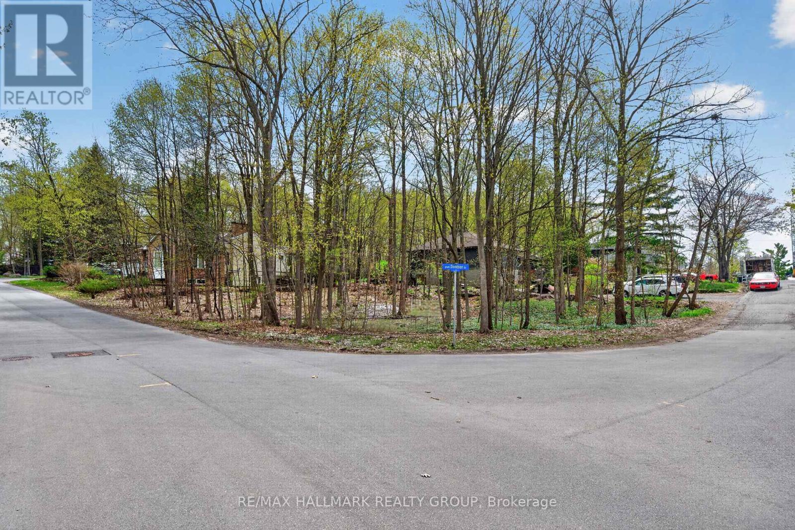 8 Davidson Drive, Ottawa, Ontario  K1J 7J9 - Photo 3 - X12784838