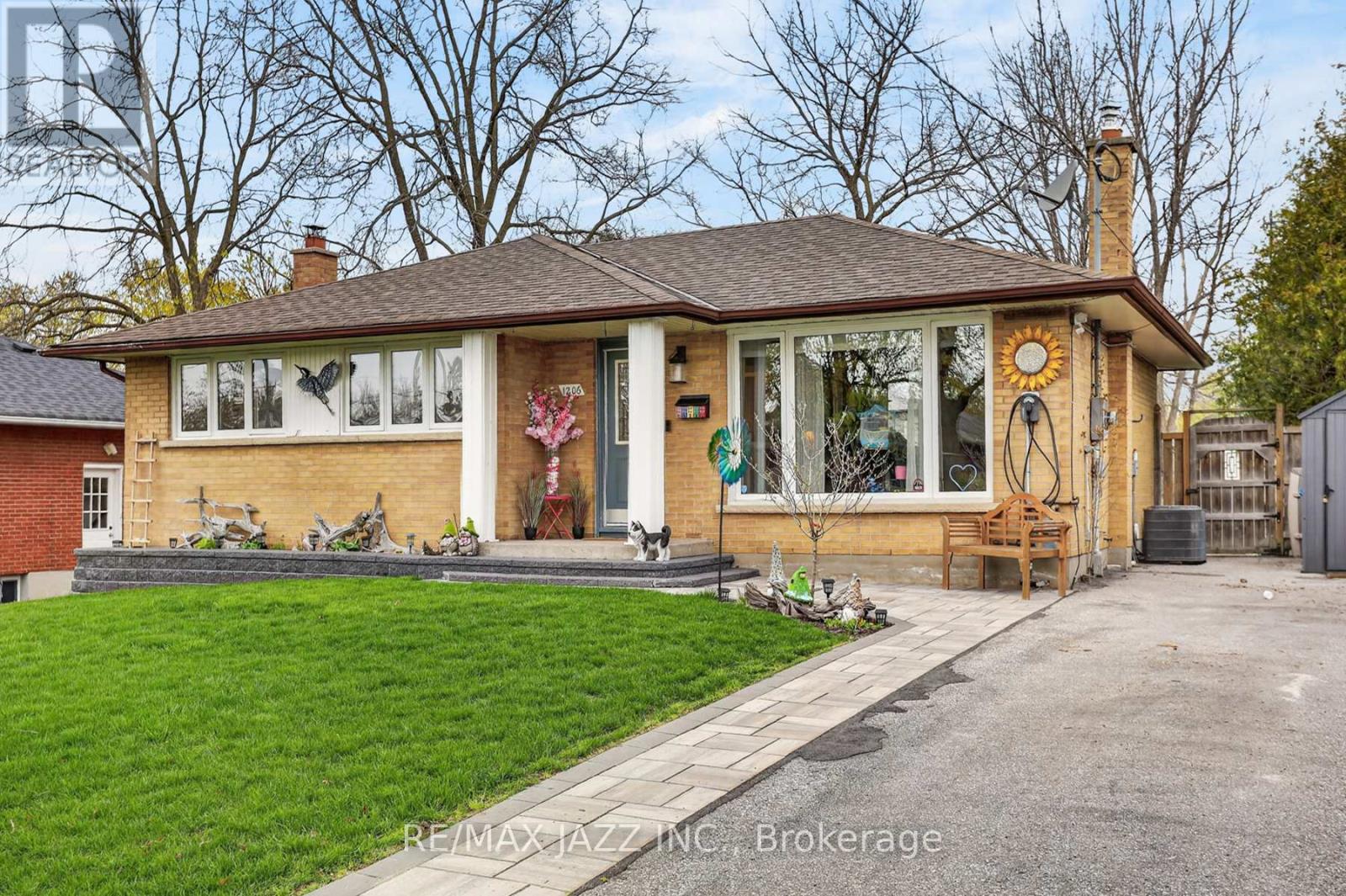 1206 Belvedere Avenue, Oshawa, Ontario  L1H 1T3 - Photo 2 - E13102728