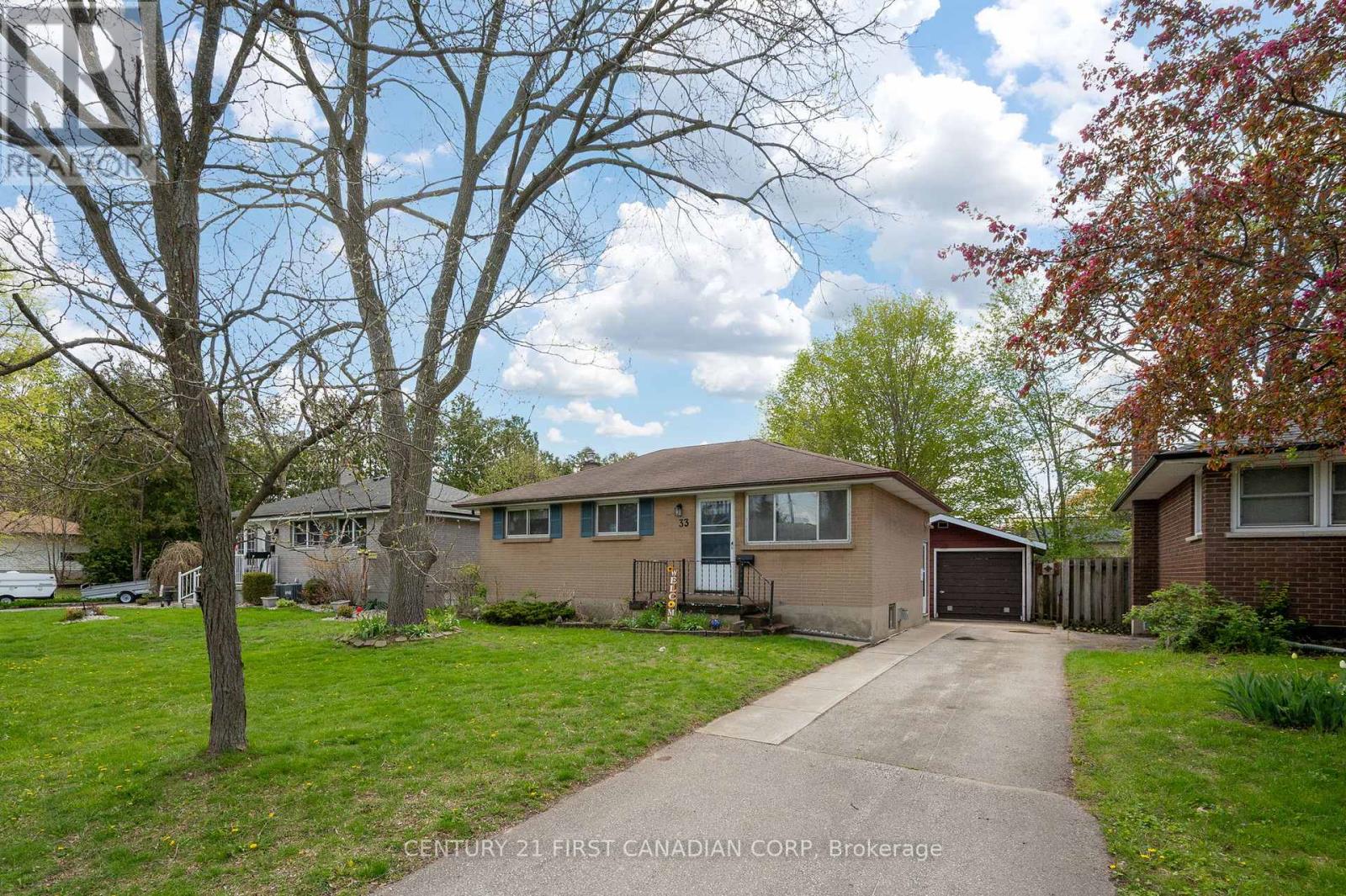 33 STRATHCONA DRIVE, London East, Ontario