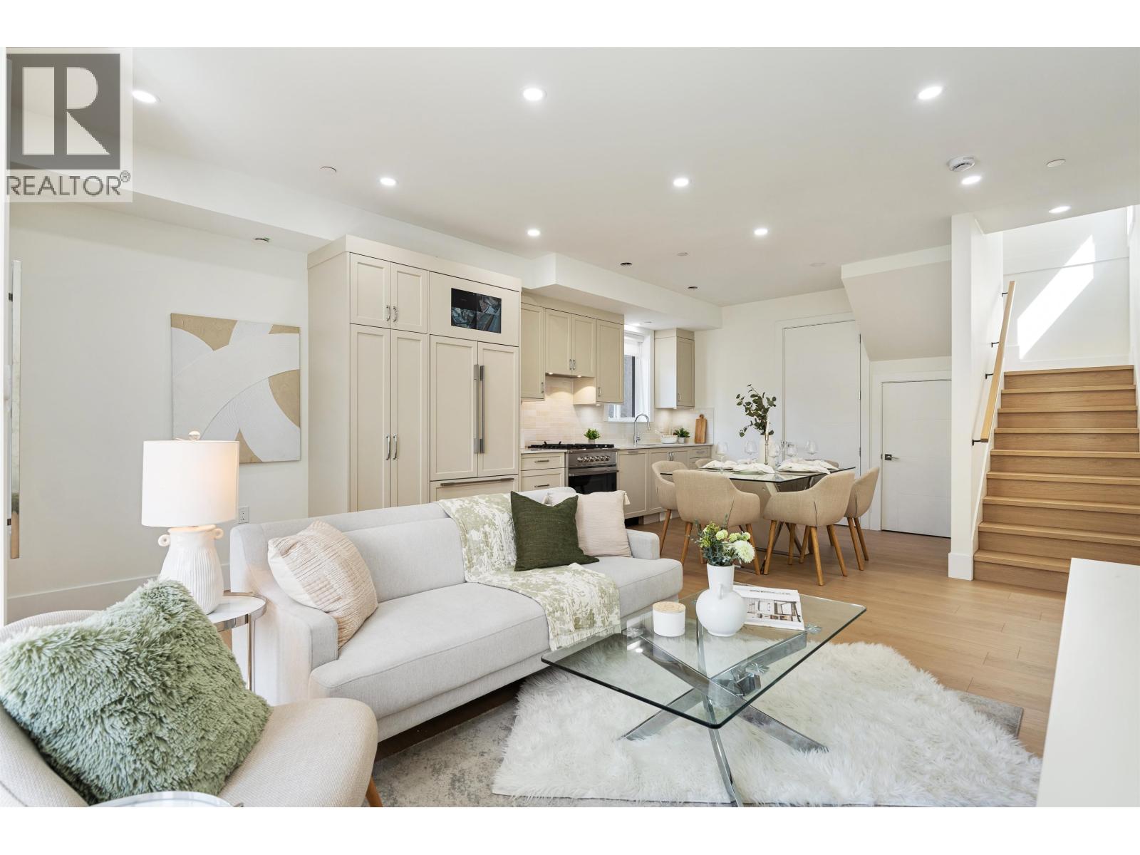 1 2447 E 41 AVENUE, Vancouver, British Columbia