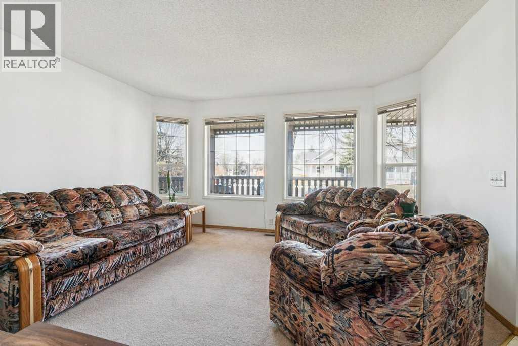 52 Martinglen Mews Ne, Calgary, Alberta  T3J 3N3 - Photo 5 - A2306491