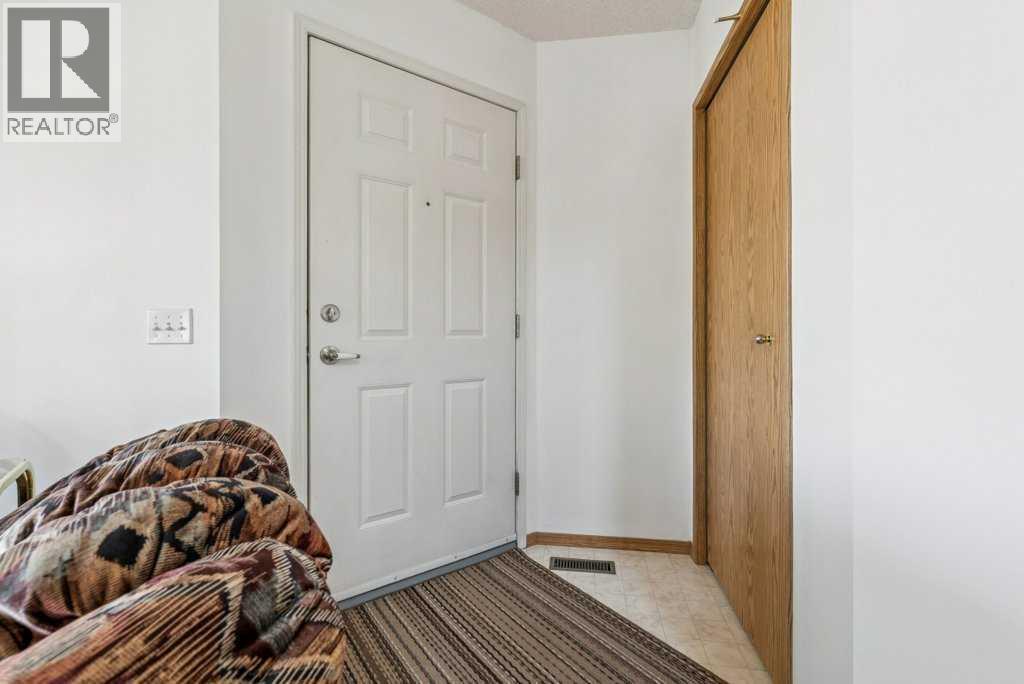 52 Martinglen Mews Ne, Calgary, Alberta  T3J 3N3 - Photo 7 - A2306491