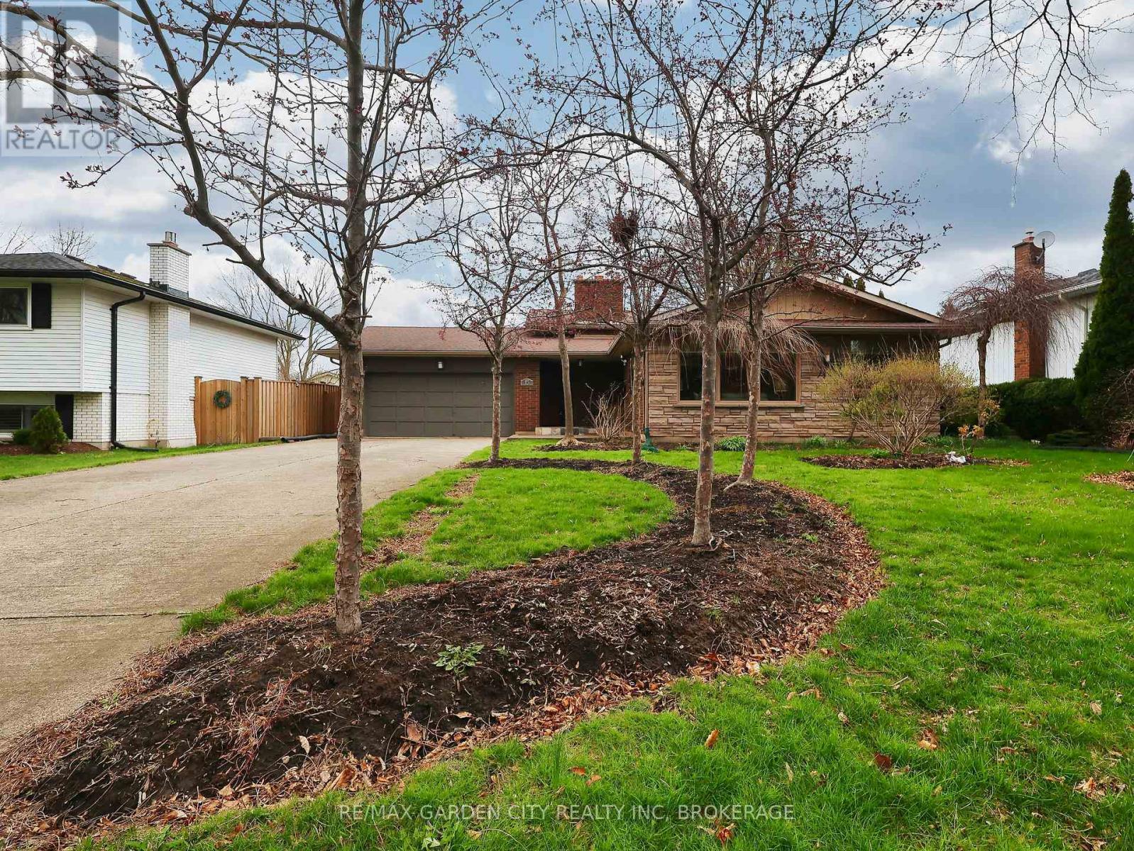 15 Black Friars Road, St. Catharines, Ontario  L2N 2M8 - Photo 2 - X13102658