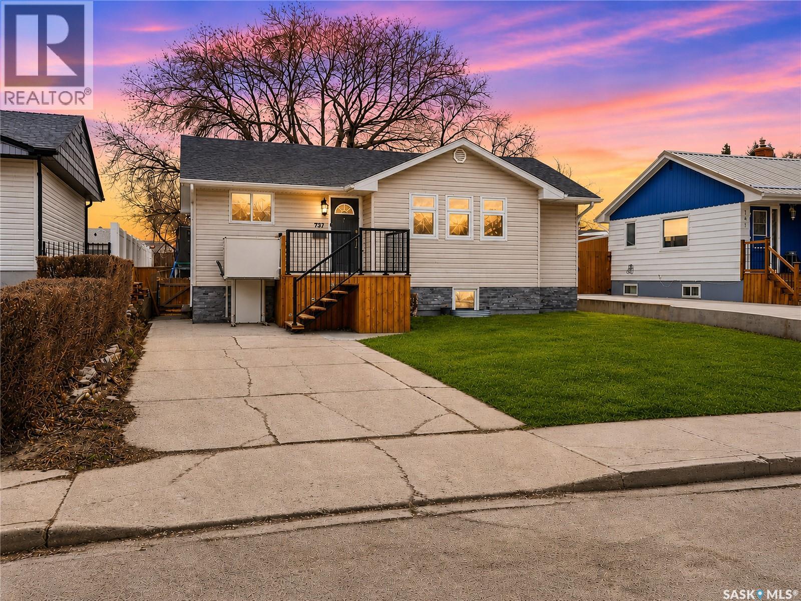 737 Vaughan Street, Moose Jaw, Saskatchewan  S6H 5N4 - Photo 1 - SK035033