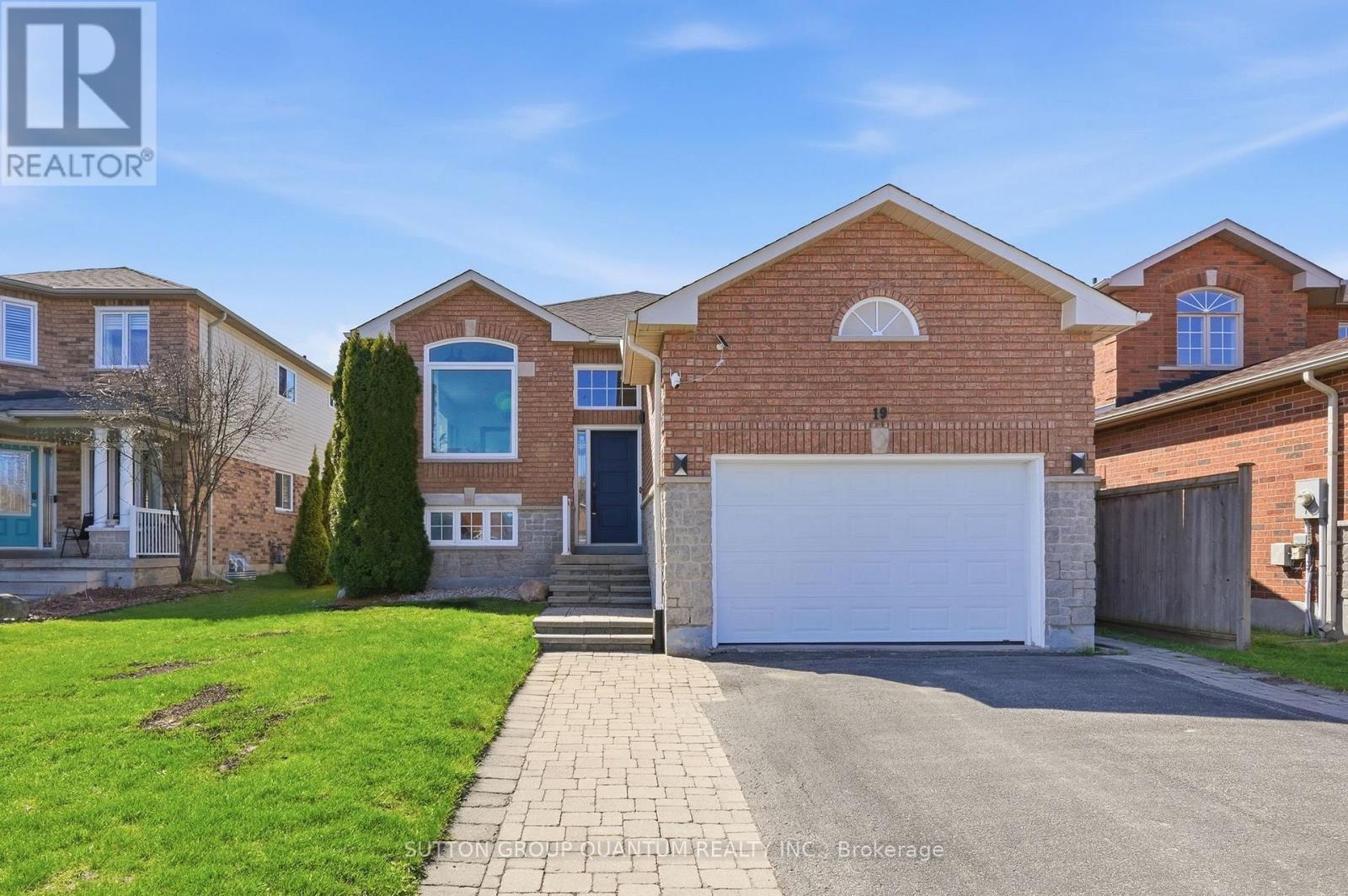 19 LESLIE AVENUE, barrie (holly), Ontario