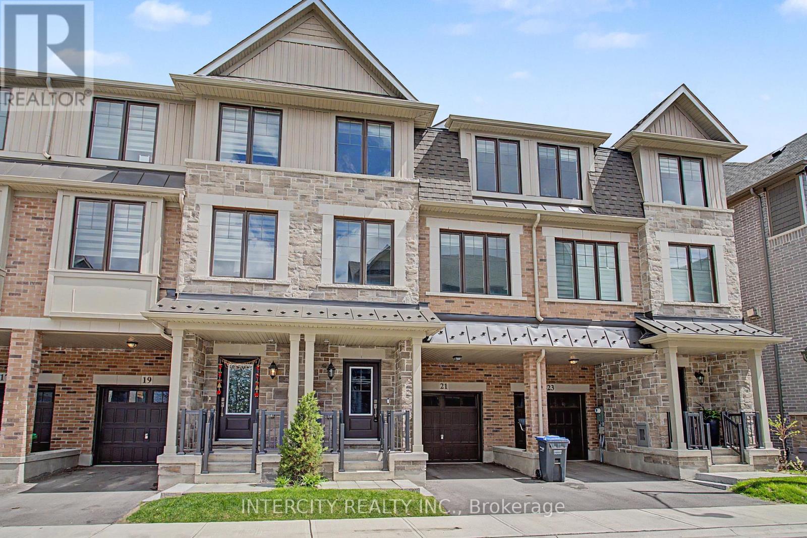 21 Folcroft Street, Brampton, Ontario  L6Y 0B6 - Photo 1 - W13102456