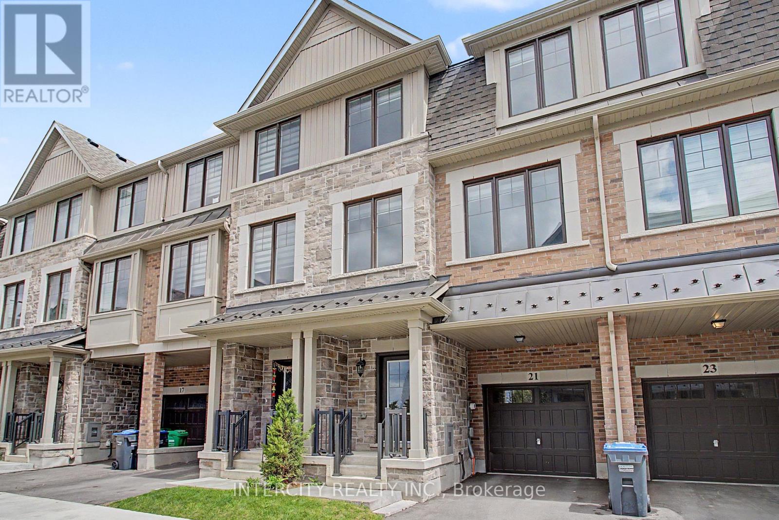 21 Folcroft Street, Brampton, Ontario  L6Y 0B6 - Photo 2 - W13102456