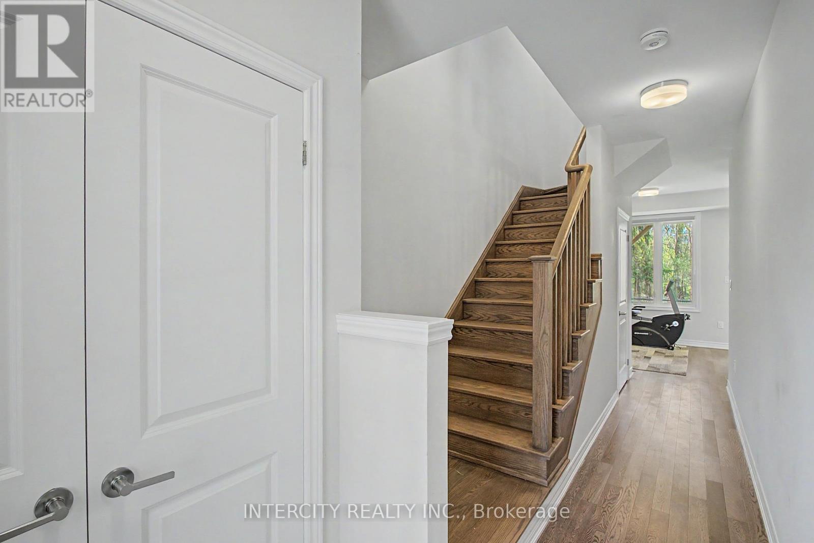 21 Folcroft Street, Brampton, Ontario  L6Y 0B6 - Photo 4 - W13102456