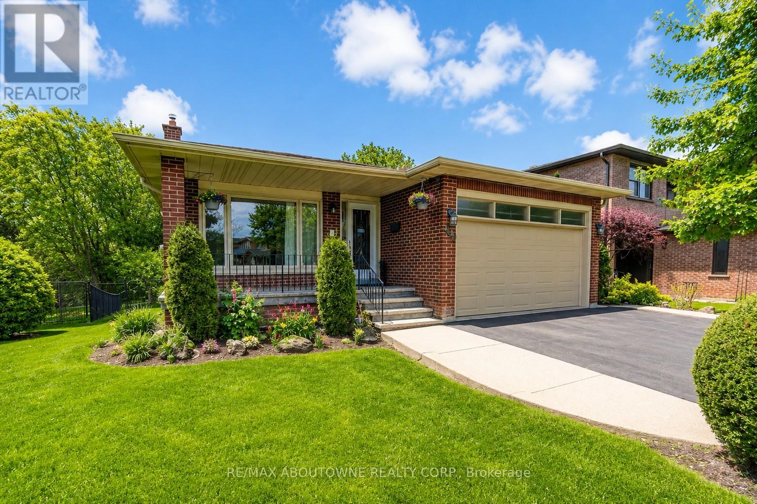 440 Parkridge Crescent, Oakville, Ontario  L6M 1B2 - Photo 1 - W13102578