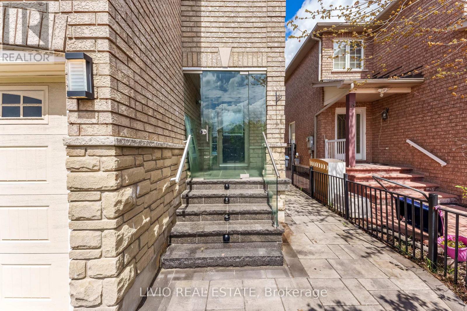 3209 Cactus Gate, Mississauga, Ontario  L5N 8M7 - Photo 2 - W13102590