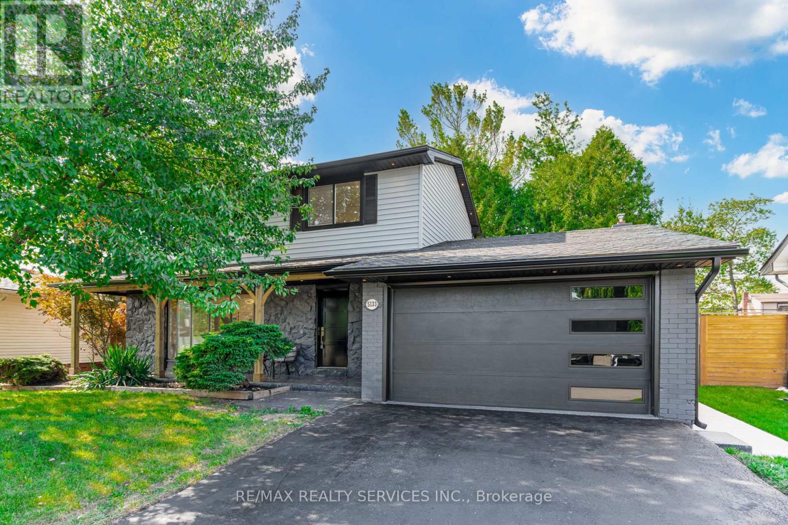 5133 Cherryhill Cres, Burlington, Ontario  L7L 4B8 - Photo 2 - W13102668