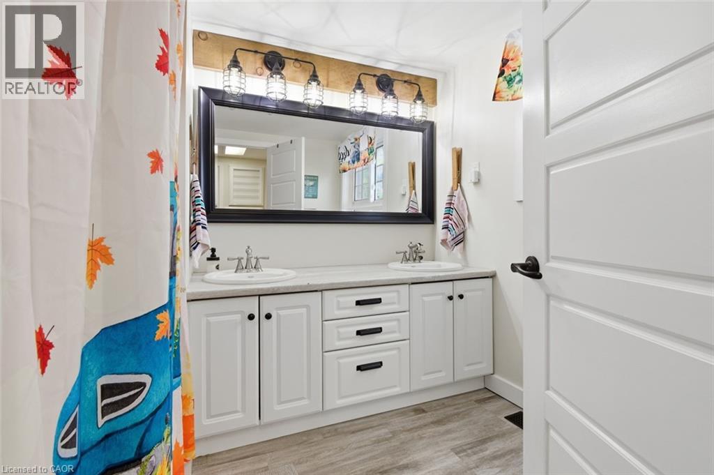 9043 Ridge Road, Niagara Falls, Ontario  L3B 5N7 - Photo 18 - 40828280