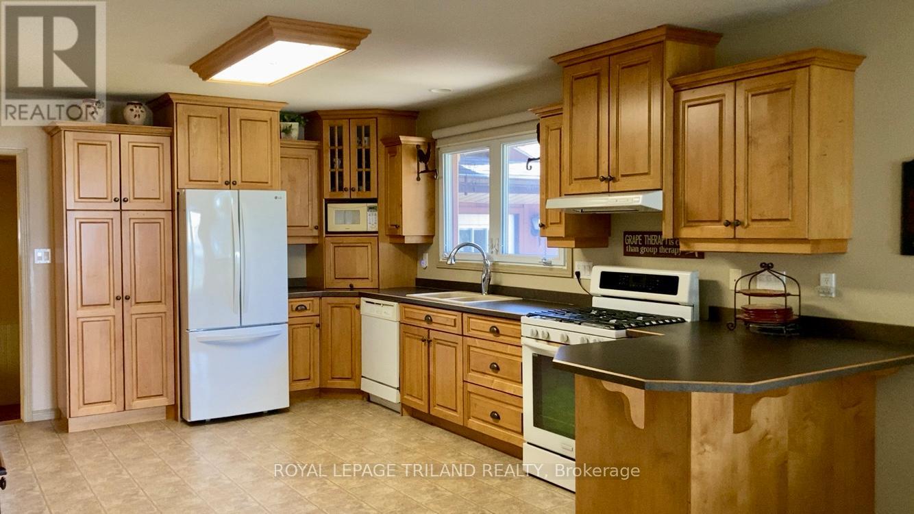 10000 Erie Street, Lambton Shores, Ontario  N0M 2L0 - Photo 4 - X13103004