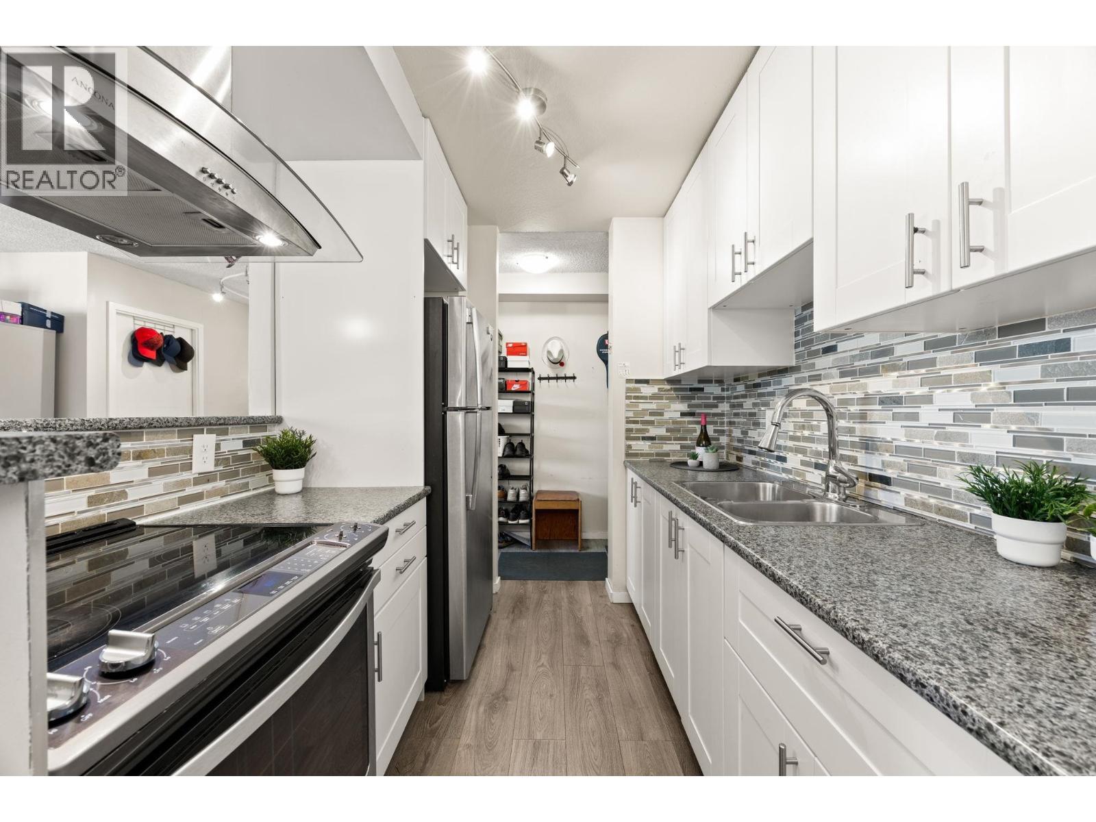 1202 6759 Willingdon Avenue, Burnaby, British Columbia  V5H 3Y9 - Photo 2 - R3121127