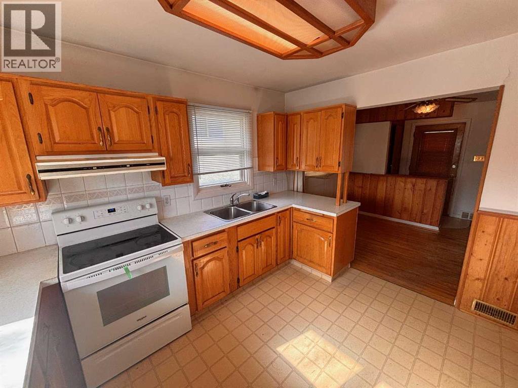 1238 8 Street N, Lethbridge, Alberta  T1H 1Z4 - Photo 4 - A2309017