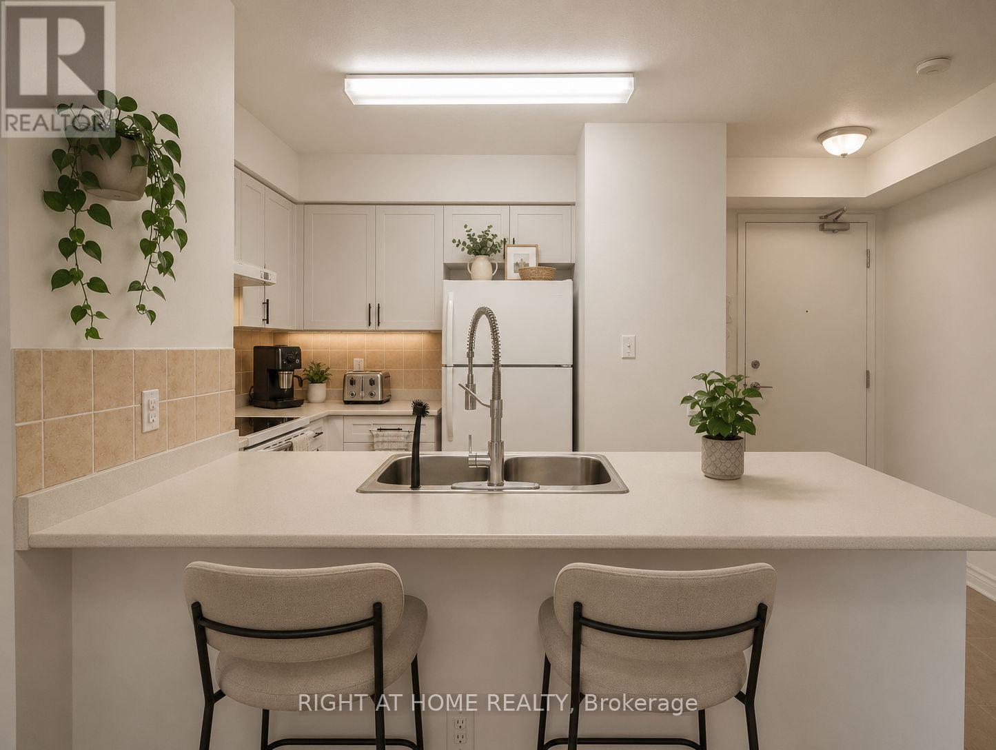 1512 - 8 Mondeo Drive, Toronto, Ontario  M1P 5C7 - Photo 3 - E13102858