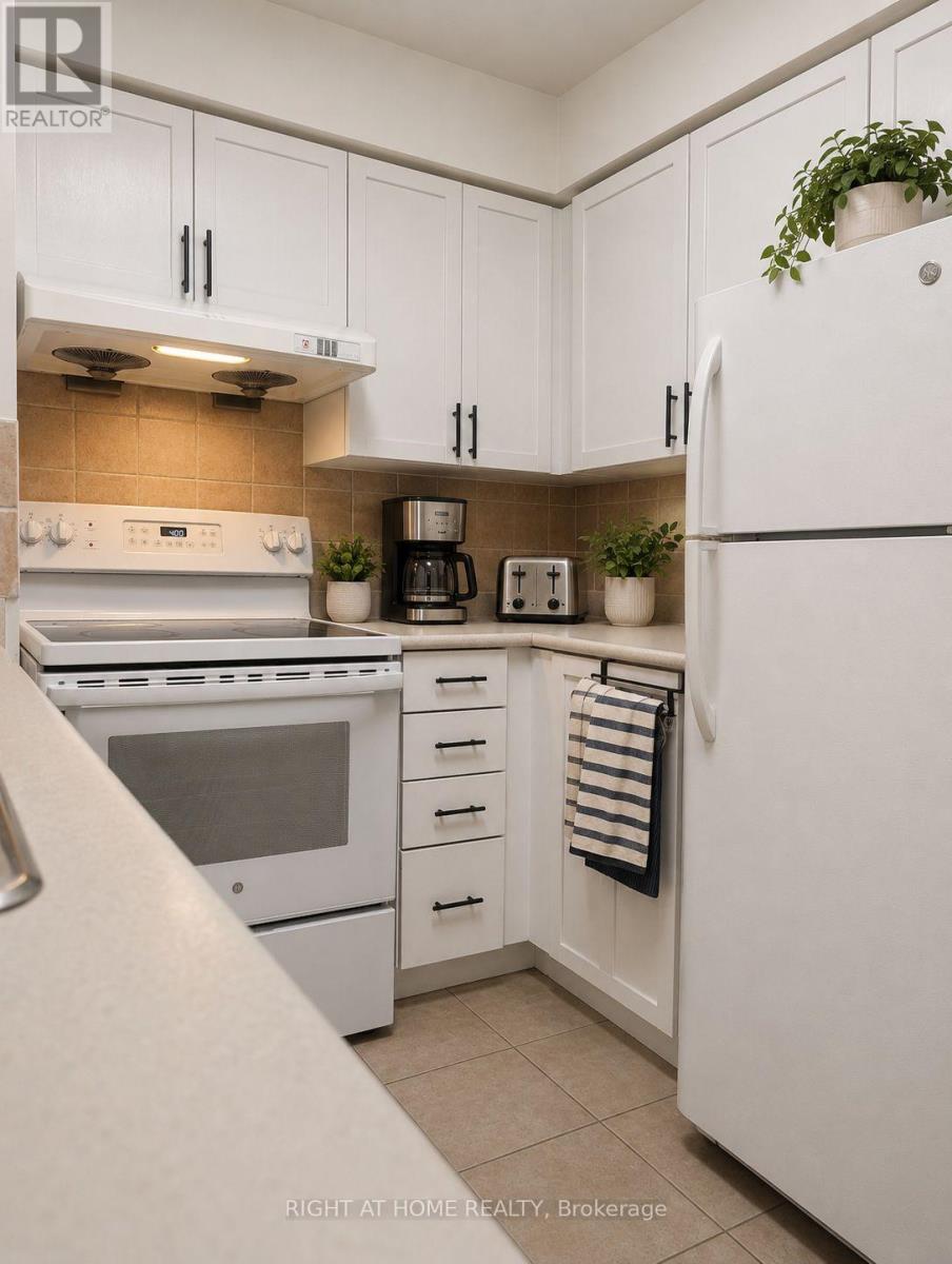 1512 - 8 Mondeo Drive, Toronto, Ontario  M1P 5C7 - Photo 4 - E13102858