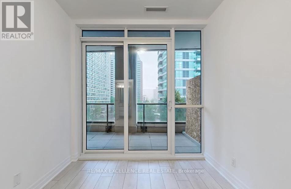 301 - 30 Elm Drive E, Mississauga, Ontario  L5A 4C3 - Photo 2 - W13102882