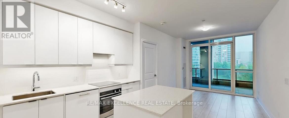 301 - 30 Elm Drive E, Mississauga, Ontario  L5A 4C3 - Photo 3 - W13102882