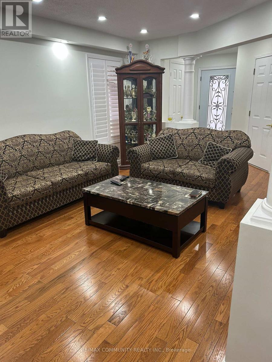 4332 Guildwood Way, Mississauga, Ontario  L5R 0A4 - Photo 4 - W13102934