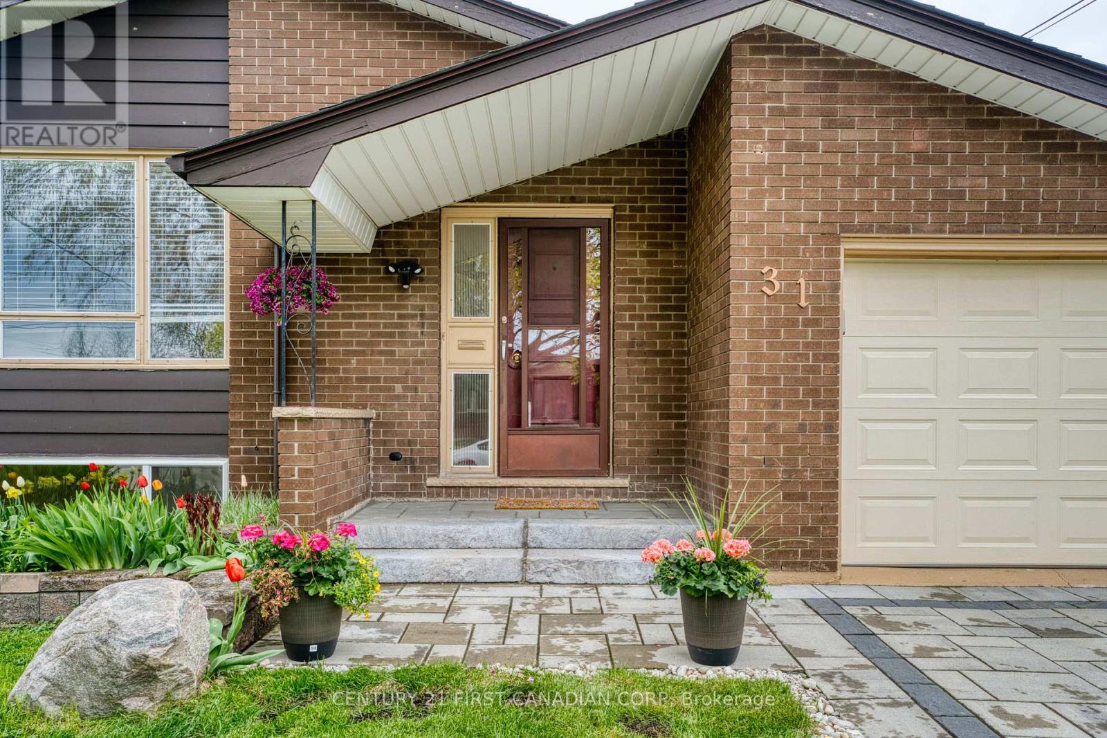 31 Brenlyn Court, Hamilton, Ontario  L9C 4N8 - Photo 2 - X13103286