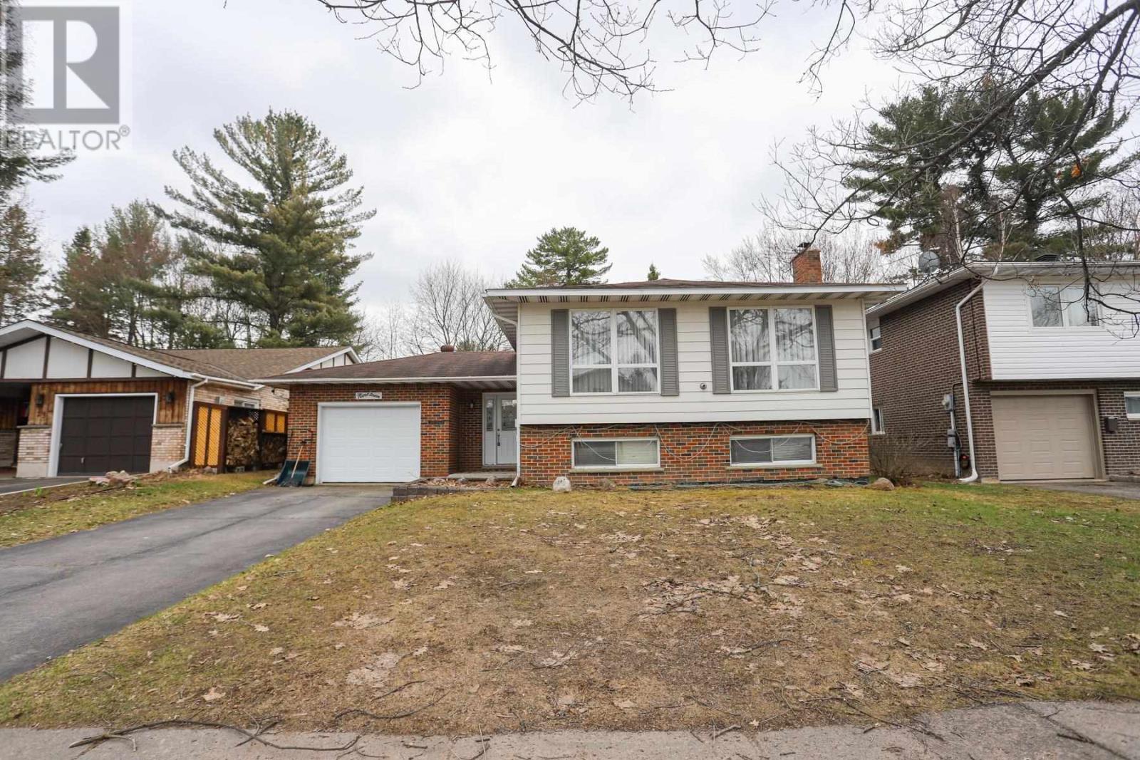 19 Country Club PL, Sault Ste. Marie, Ontario