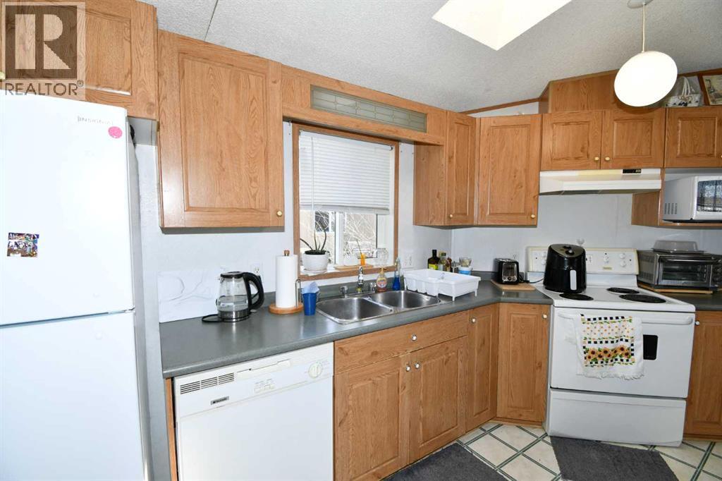 24 Maple Drive W, Brooks, Alberta  T0J 0B0 - Photo 5 - A2307652