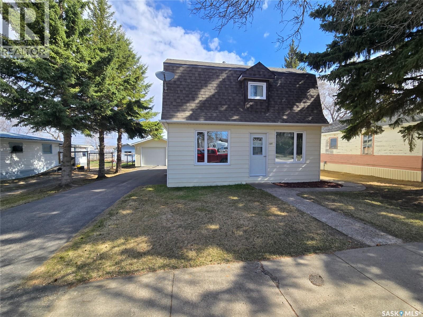 706 Main Street, Kipling, Saskatchewan  S0G 2S0 - Photo 1 - SK035393