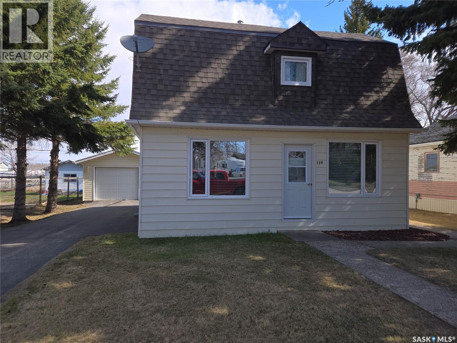 706 Main Street, Kipling, Saskatchewan  S0G 2S0 - Photo 2 - SK035393