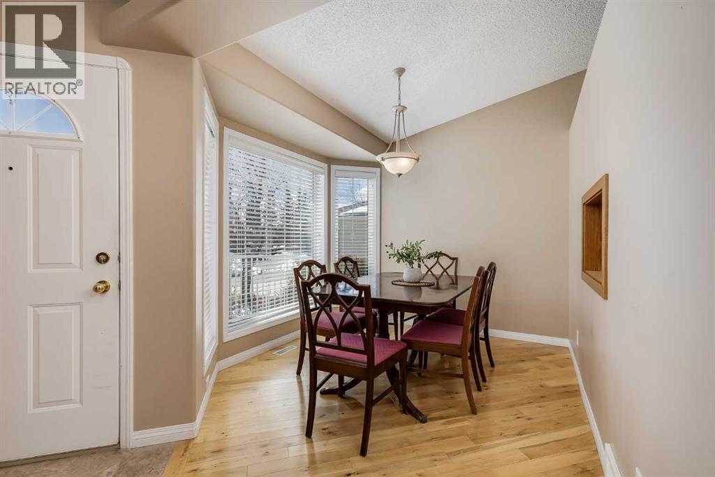 17 Rocky Ridge Villas Nw, Calgary, Alberta  T3G 4R2 - Photo 3 - A2298839