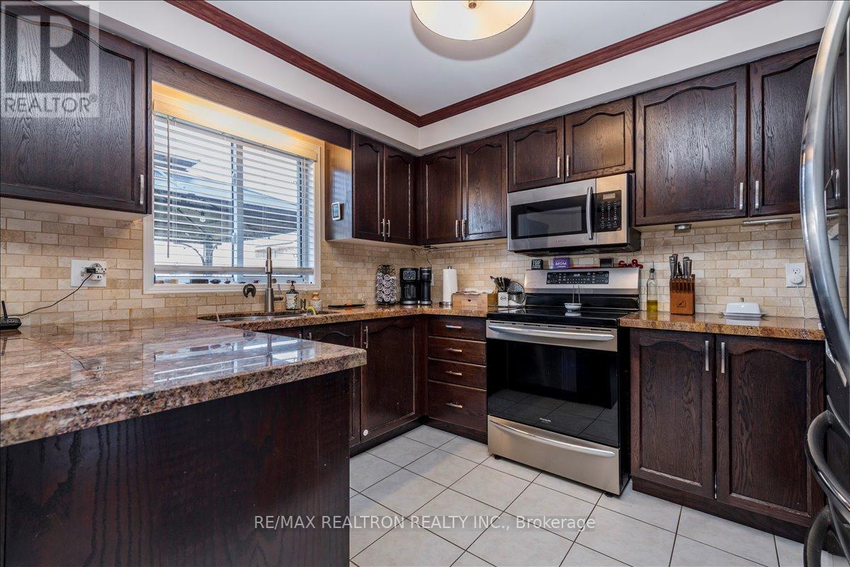 16 Bear Creek Drive, Barrie, Ontario  L4N 9M9 - Photo 8 - S13103192