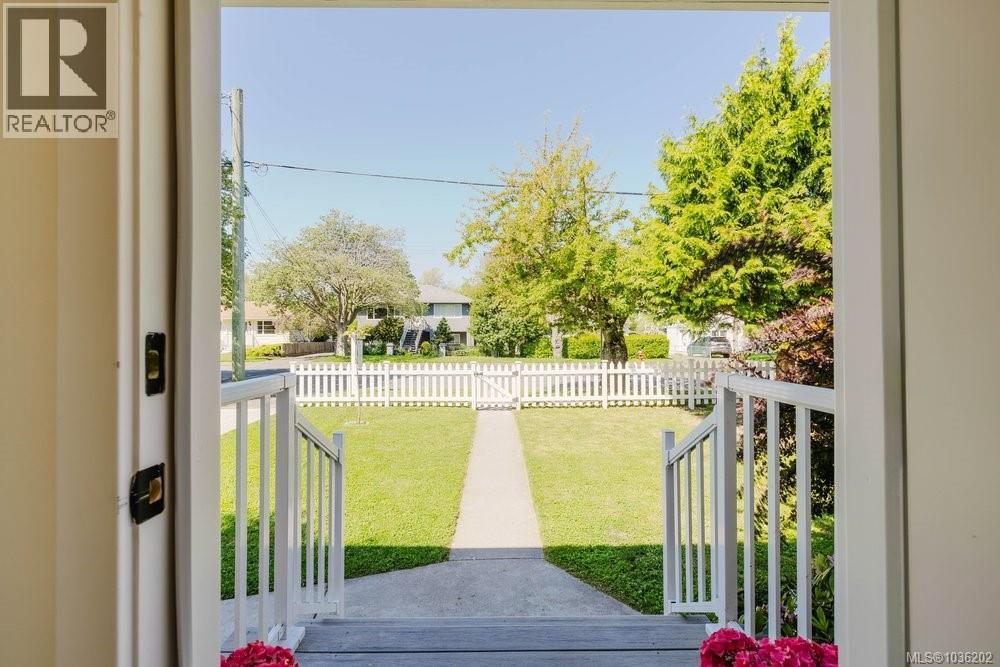 1737 Amphion St, Victoria, British Columbia  V8R 4Z8 - Photo 6 - 1036202