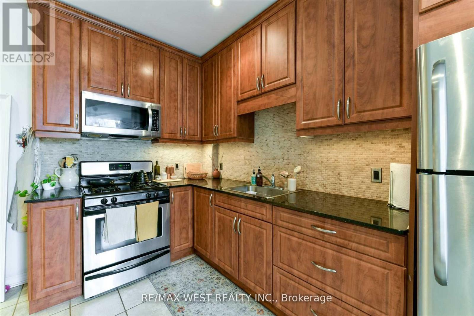 Main Fl - 734 Indian Road, Toronto, Ontario  M6P 2E3 - Photo 13 - W13103024