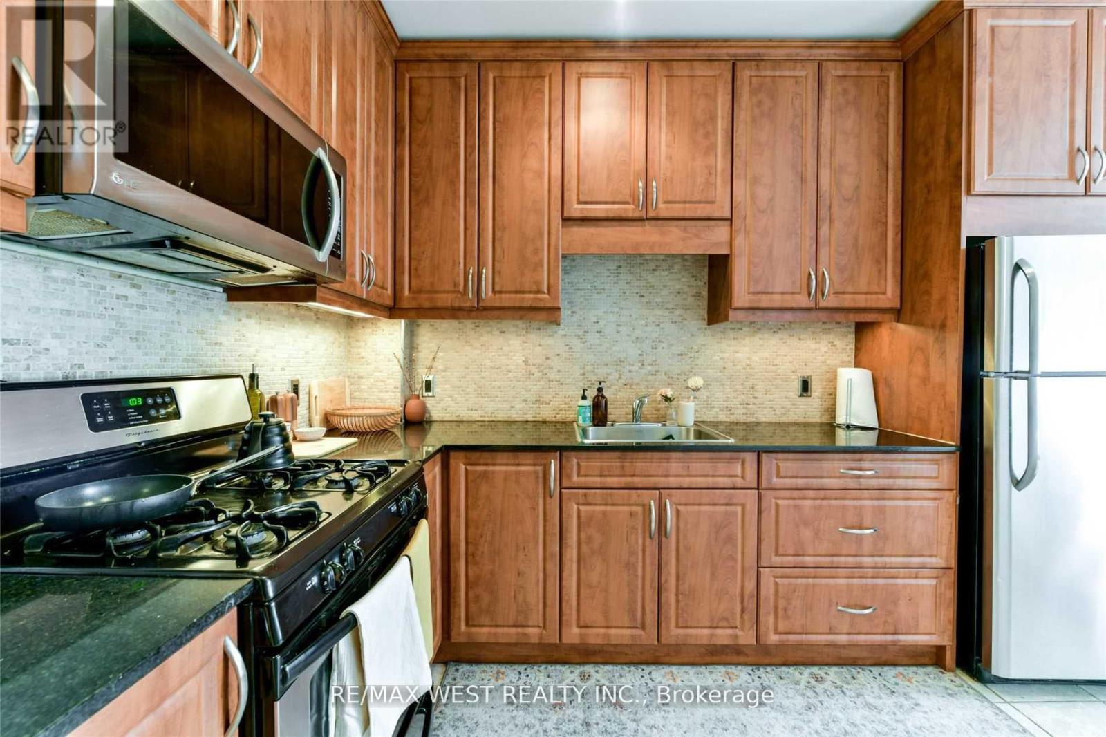 Main Fl - 734 Indian Road, Toronto, Ontario  M6P 2E3 - Photo 14 - W13103024